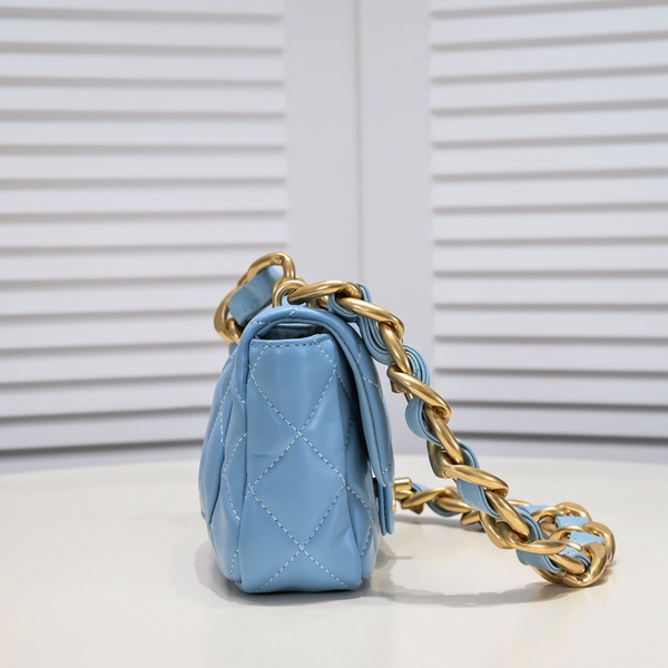 シャネルバッグ背面デザイン